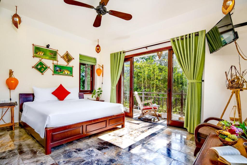 会安AnBang Morning Glory Beach Homestay 호이안 안방비치 숙소호텔的一间带床和阳台的卧室