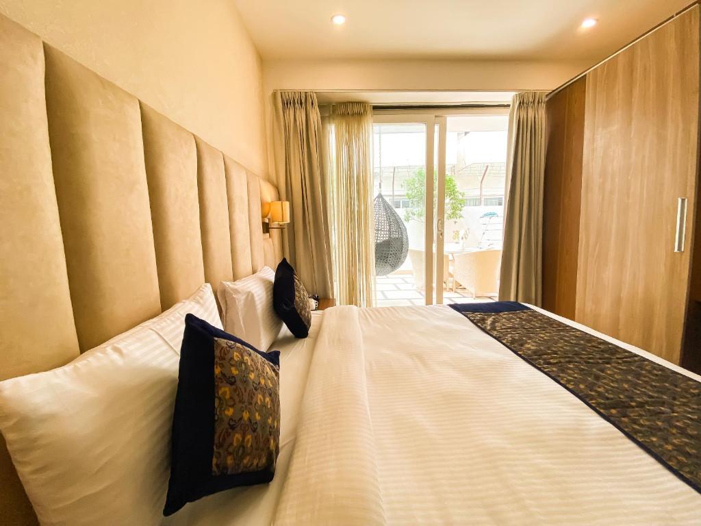 Postel nebo postele na pokoji v ubytování Sky Suites