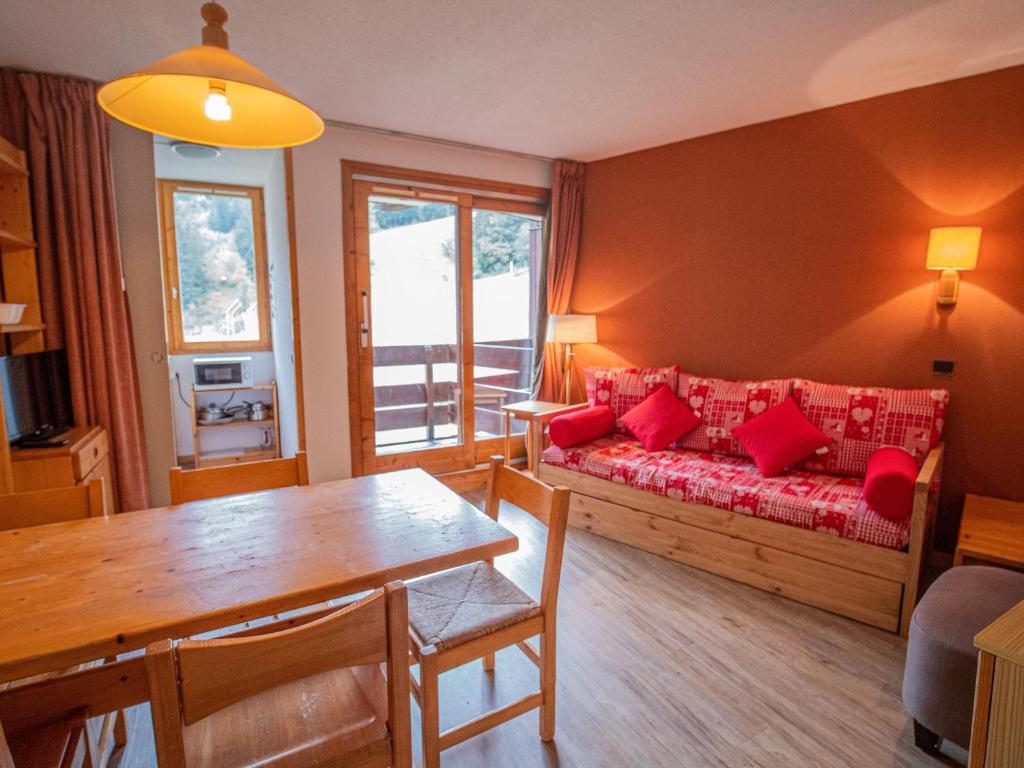 ヴァルモレルにあるAppartement Valmorel, 3 pièces, 6 personnes - FR-1-356-316のリビングルーム(赤いソファ、テーブル付)