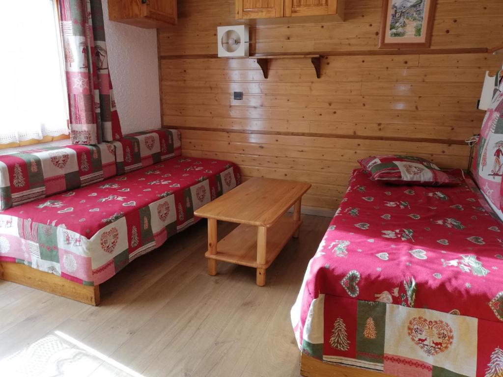 Appartement Valmorel, 1 pièce, 4 personnes - FR-1-356-312にあるベッド