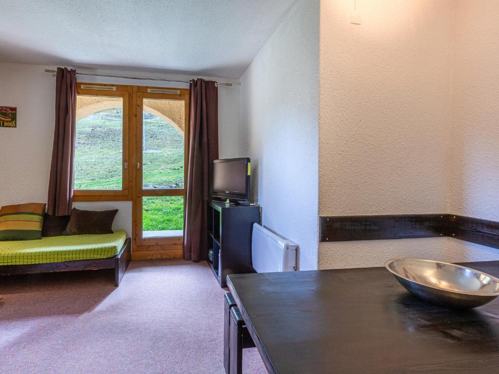ein Wohnzimmer mit einer Schüssel auf einem Tisch in der Unterkunft Appartement Valmorel, 2 pièces, 5 personnes - FR-1-356-318 in Valmorel