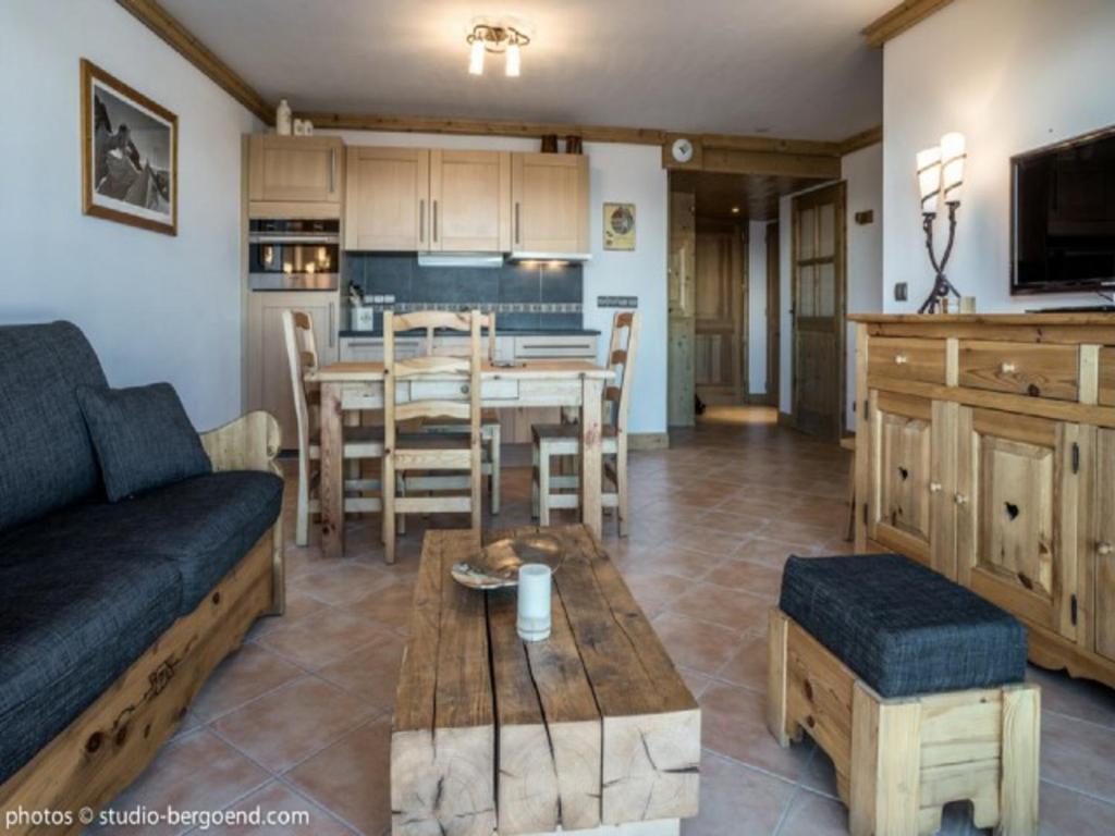 Appartement Les Arcs 1800, 3 pièces, 6 personnes - FR-1-352-6にあるシーティングエリア
