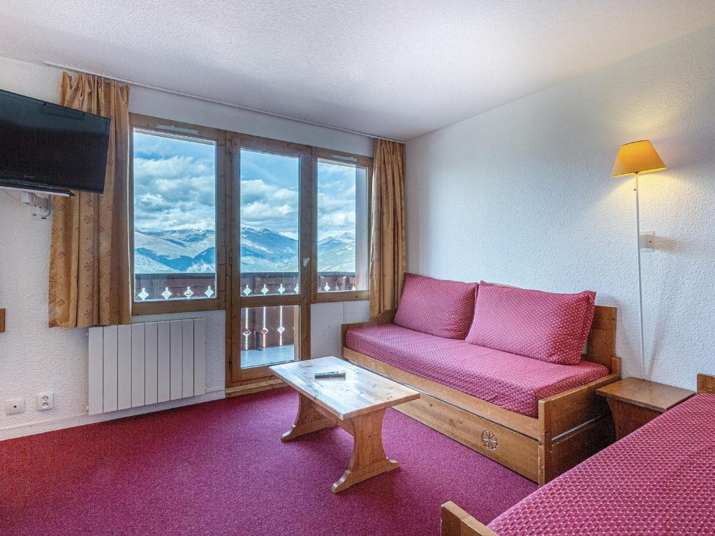a living room with a pink couch and a window at Appartement La Plagne, 2 pièces, 6 personnes - FR-1-353-72 in La Plagne