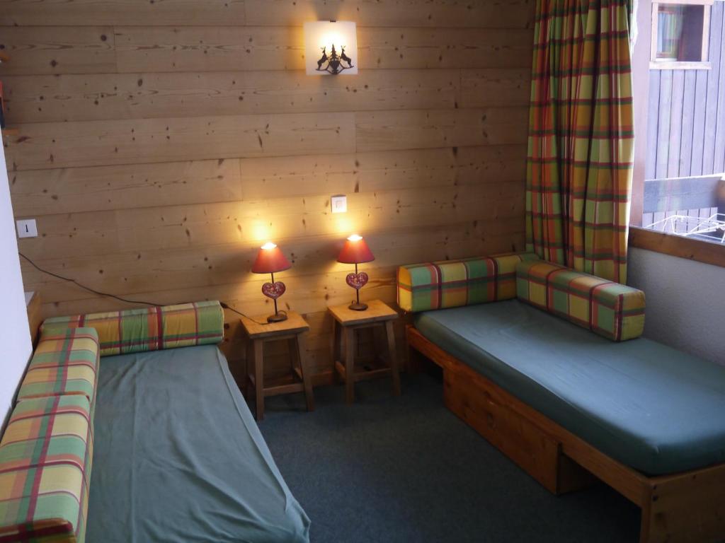 a room with two beds in a log cabin at Appartement Méribel, 1 pièce, 4 personnes - FR-1-355-161 in Les Allues