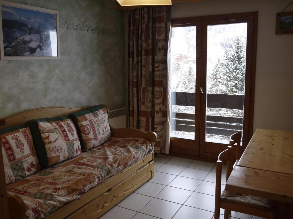 een woonkamer met een bank en een glazen schuifdeur bij Appartement Méribel, 2 pièces, 5 personnes - FR-1-355-33 in Méribel