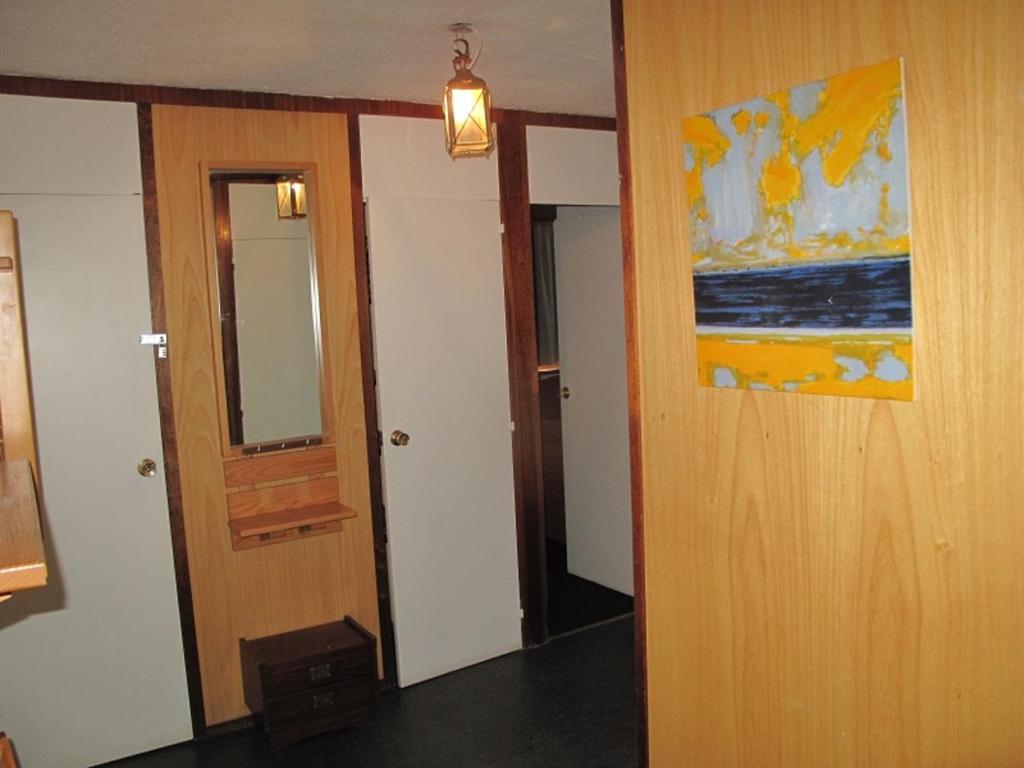 Appartement La Plagne, 3 pièces, 6 personnes - FR-1-351-32にあるテレビまたはエンターテインメントセンター