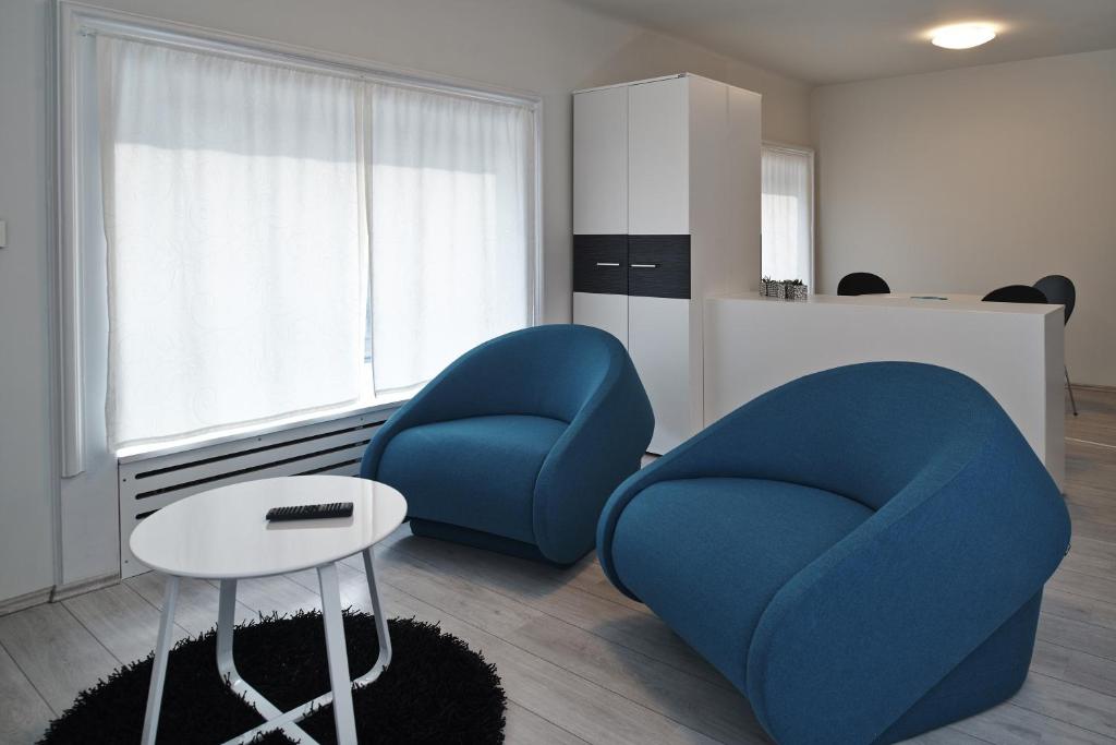 uma sala de estar com duas cadeiras e uma mesa em Design Studios SVI-MI em Zagreb