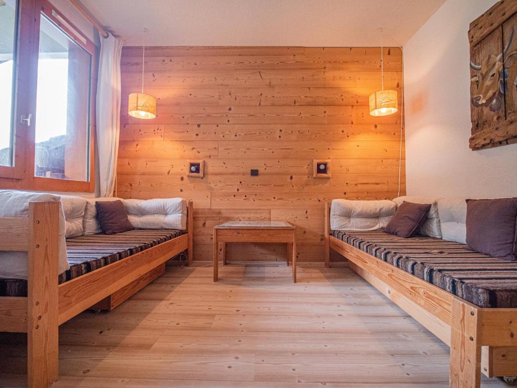 ヴァルモレルにあるAppartement Valmorel, 2 pièces, 6 personnes - FR-1-356-329の木製の壁の客室で、ベンチ2台が備わります。
