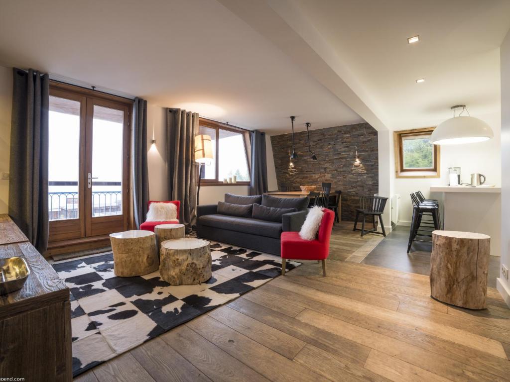 アーク 1801にあるAppartement Les Arcs 1800, 4 pièces, 8 personnes - FR-1-352-22のリビングルーム(ソファ、椅子、テーブル付)