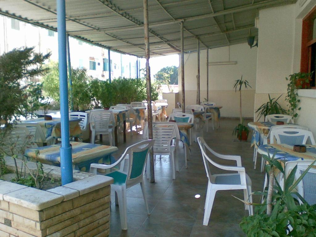 Un restaurante o sitio para comer en Adriatica Hotel Marsa Matrouh