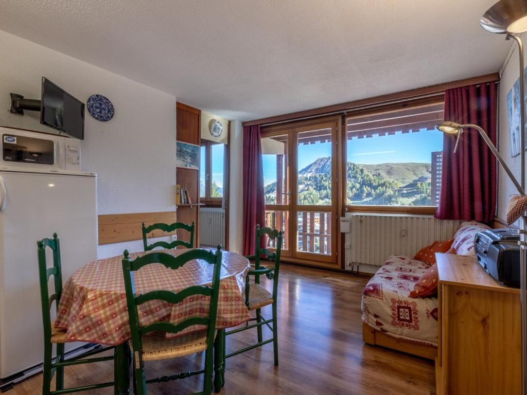 uma sala de estar com mesa e cadeiras e uma cozinha em Appartement La Plagne, 2 pièces, 4 personnes - FR-1-351-80 em La Plagne