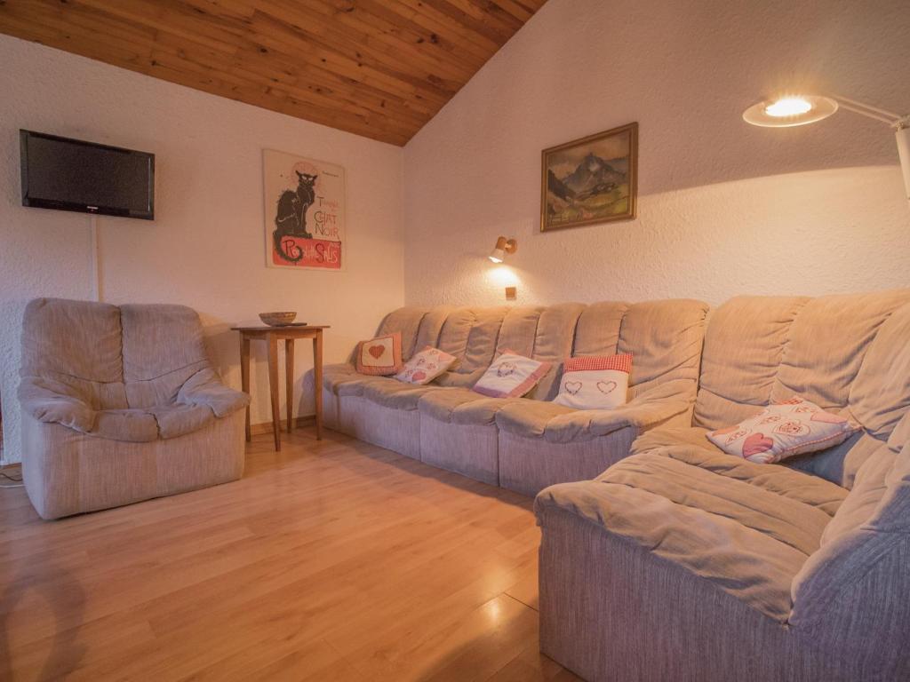 uma sala de estar com um sofá e duas cadeiras em Appartement Valmorel, 2 pièces, 4 personnes - FR-1-356-295 em Valmorel