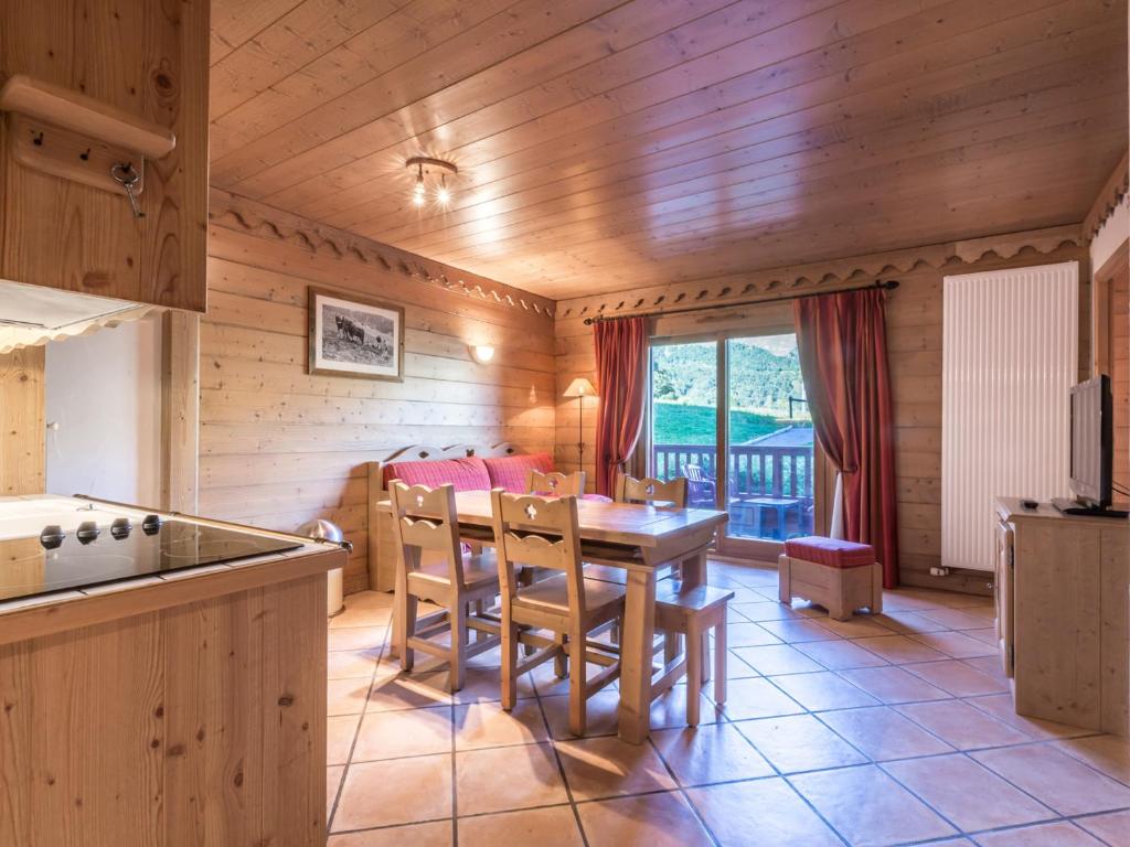 eine Küche und ein Esszimmer mit einem Tisch und Stühlen in der Unterkunft Appartement Saint-Martin-de-Belleville, 3 pièces, 6 personnes - FR-1-461-17 in Saint-Martin-de-Belleville