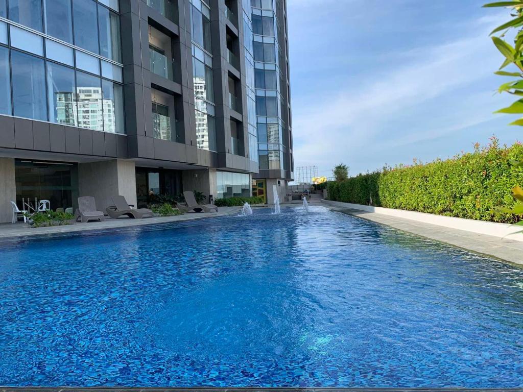 Bazén v ubytování AEON SUITES Staycation nebo v jeho okolí