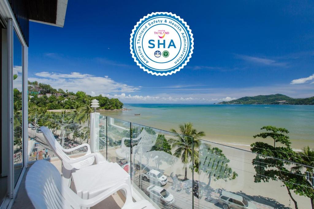 desde el balcón de un complejo con vistas a la playa en The Front Hotel and Apartments, en Patong Beach
