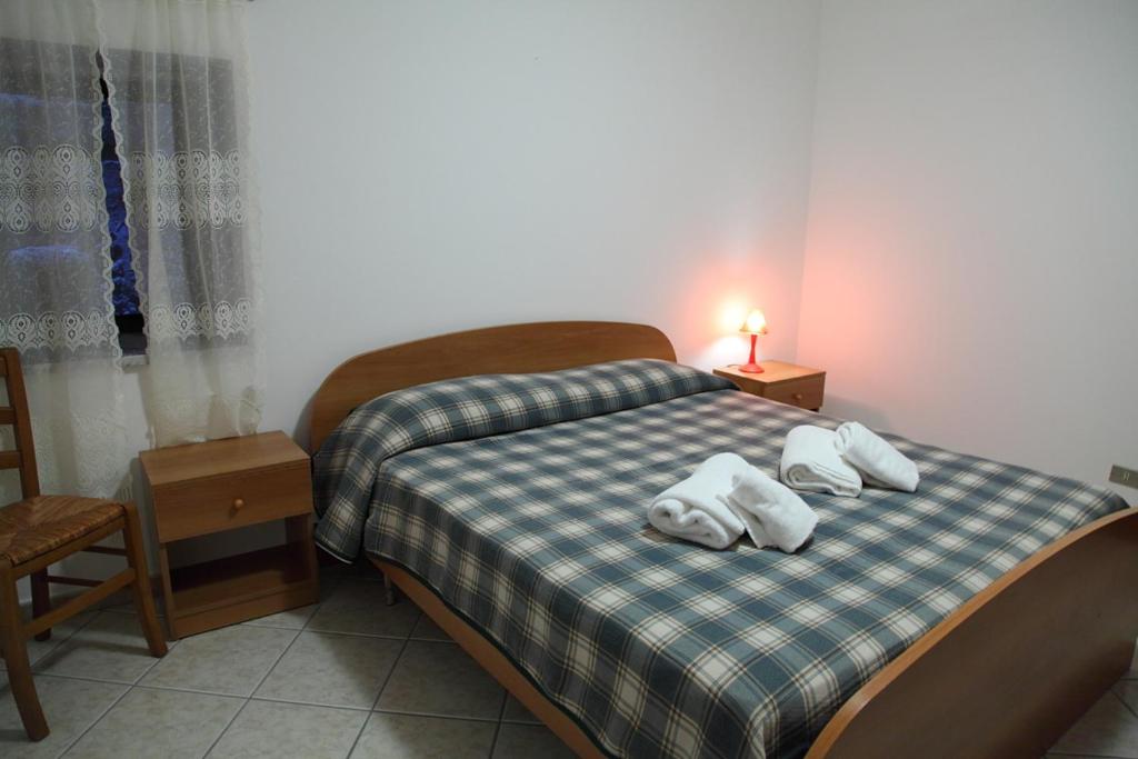 A bed or beds in a room at Case Gabbiano (by Vacation Service)