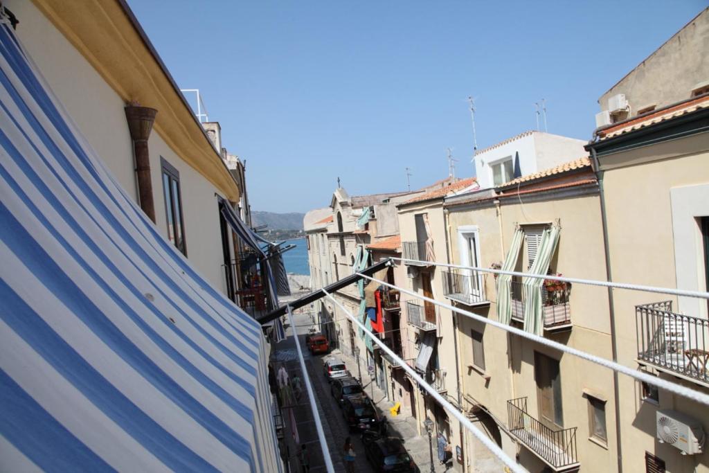 einen Balkon mit Blick auf eine Gasse. in der Unterkunft Case Gabbiano (by Vacation Service) in Cefalú