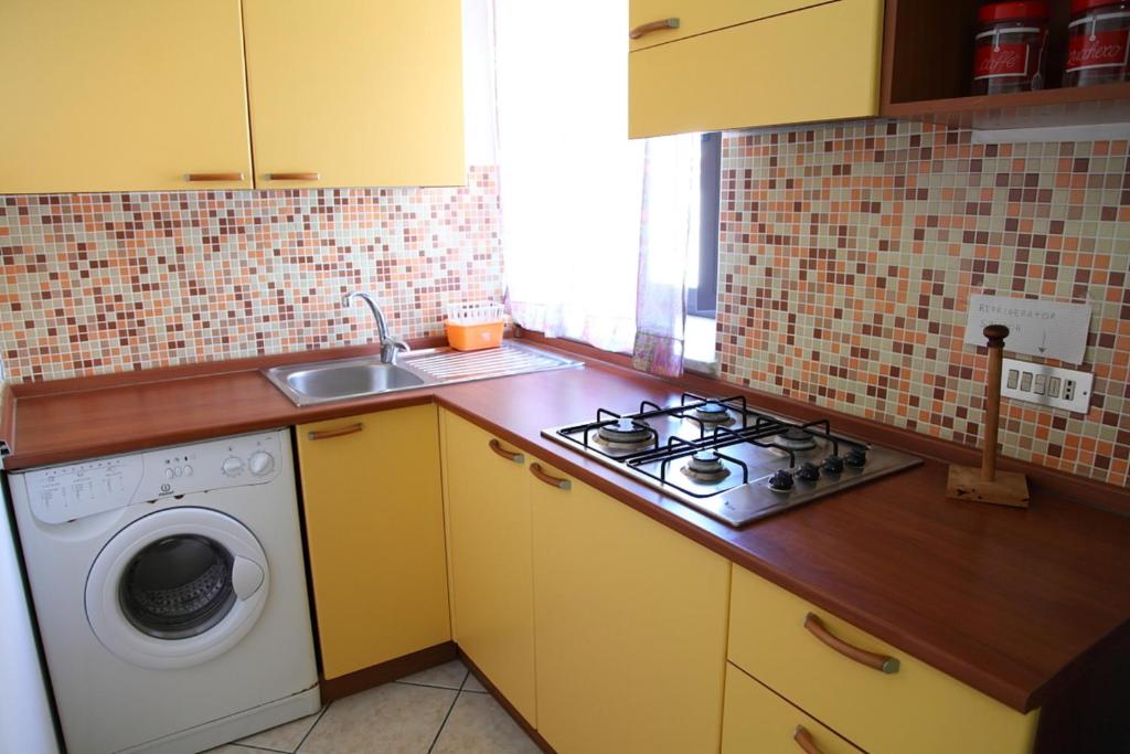 A kitchen or kitchenette at Case Gabbiano (by Vacation Service)