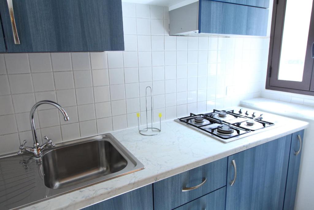 A kitchen or kitchenette at Case Gabbiano (by Vacation Service)