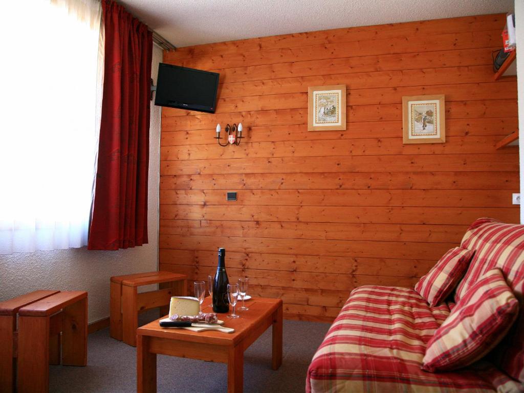 Appartement La Plagne, 1 pièce, 4 personnes - FR-1-353-10にあるシーティングエリア