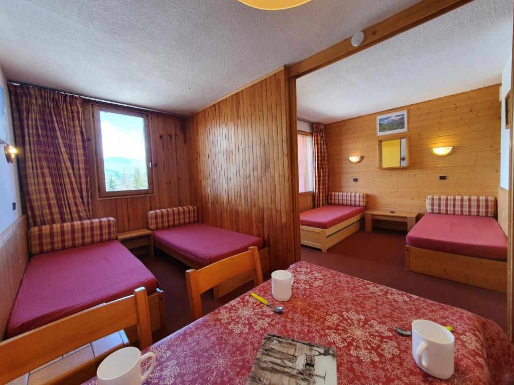 una stanza con panche e tavolo in una stanza di Appartement La Plagne-Tarentaise, 1 pièce, 4 personnes - FR-1-353-80 a Les Coches