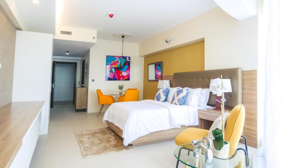 Postel nebo postele na pokoji v ubytování AEON SUITES Staycation