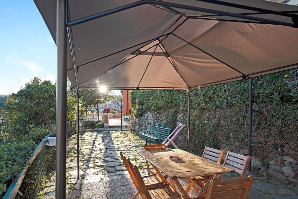 Ogród w obiekcie Trilocale in villa vista mare Apt 3