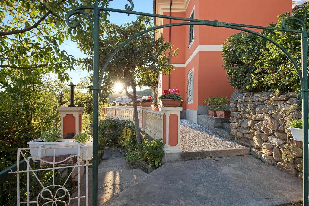 Ogród w obiekcie Trilocale in villa vista mare Apt 3