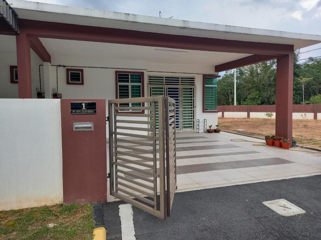 uma casa com um portão em frente em Homestay Zaki D'Gerik em Gerik