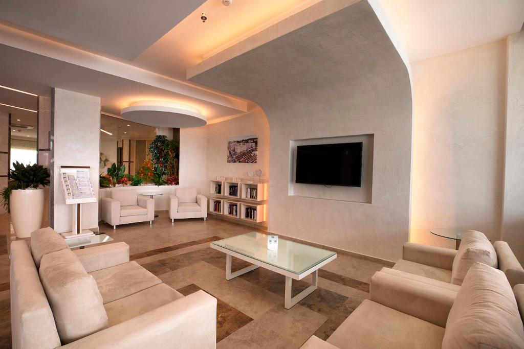 TV a/nebo společenská místnost v ubytování Rhodos Horizon Blu-Adults Only