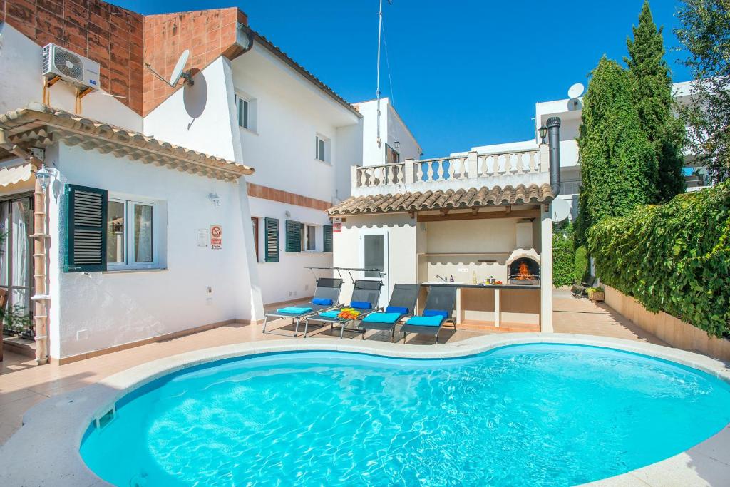 Bazén v ubytování Owl Booking Villa Luceta - 15 min Walk to the Beach nebo v jeho okolí