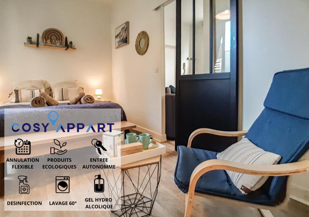 Habitación con cama y silla azul en Cosy'Appart - LA ROSE, en Rouen
