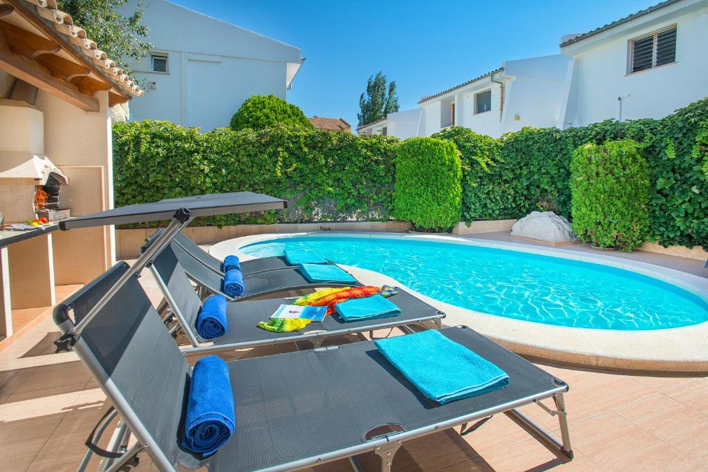 Bazén v ubytování Owl Booking Villa Luceta - 15 min Walk to the Beach nebo v jeho okolí