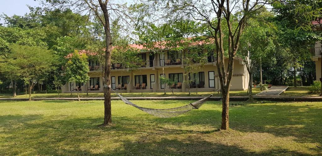 hamak na dziedzińcu przed budynkiem w obiekcie Lumbini Buddha Garden Resort w mieście Rummindei
