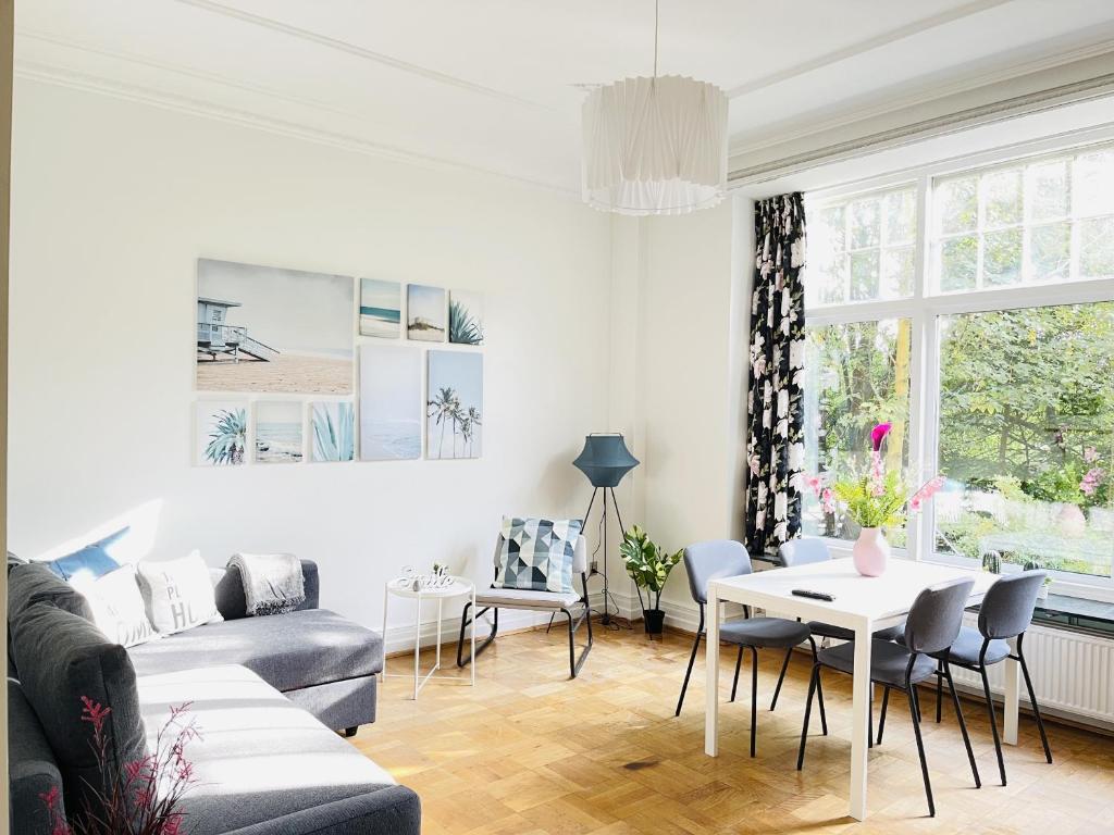 sala de estar con sofá y mesa en aday - Aalborg mansion - Big apartment with garden, en Aalborg