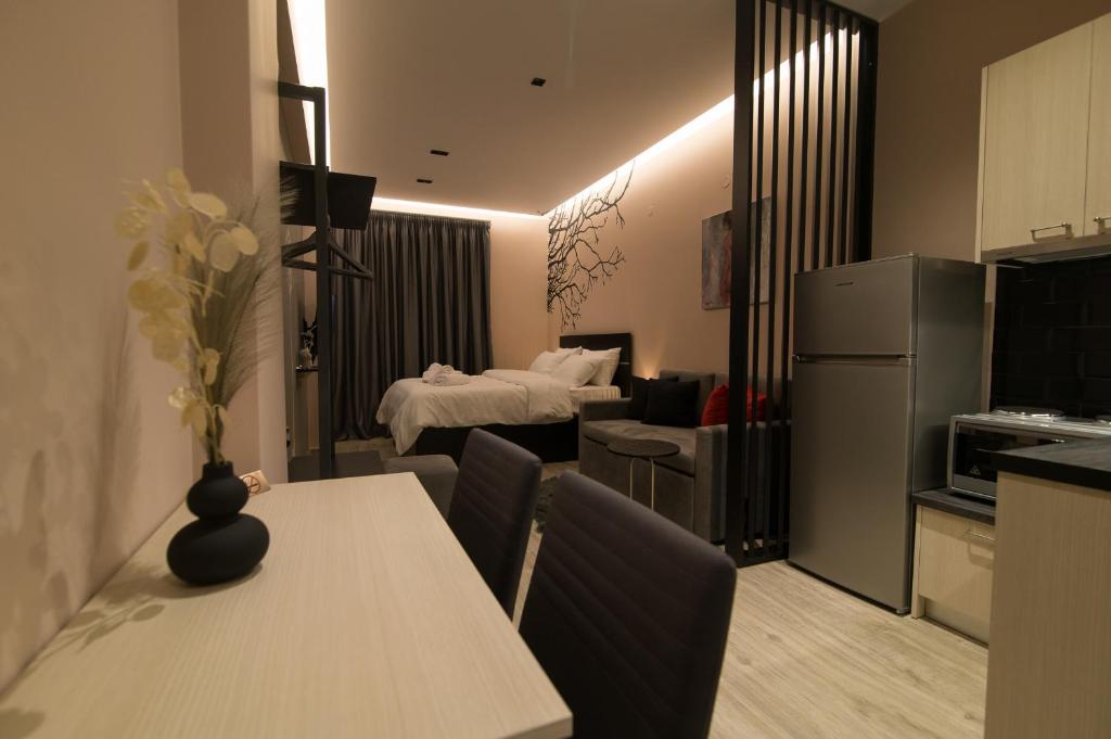 kuchnia ze stołem oraz pokój z łóżkiem w obiekcie Elegant Studio w mieście Janina