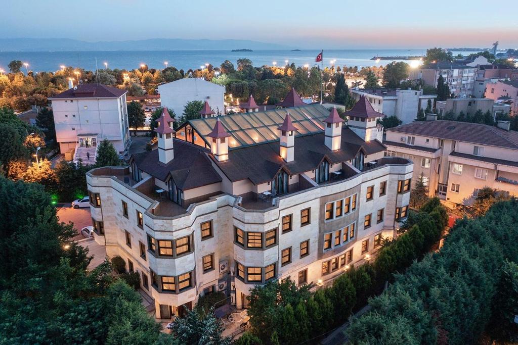 une vue aérienne sur un grand bâtiment d'une ville dans l'établissement Chatto Hotel, à Tuzla