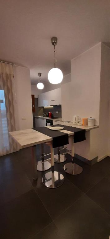 eine Küche mit einem Tisch in der Mitte eines Zimmers in der Unterkunft Casa Battisti in Pero