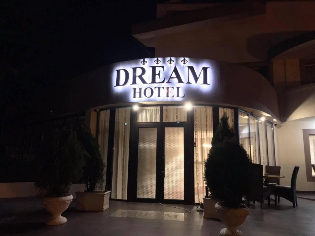 un panneau d'hôtel de rêve devant un bâtiment dans l'établissement Hotel Dream, à Stara Zagora