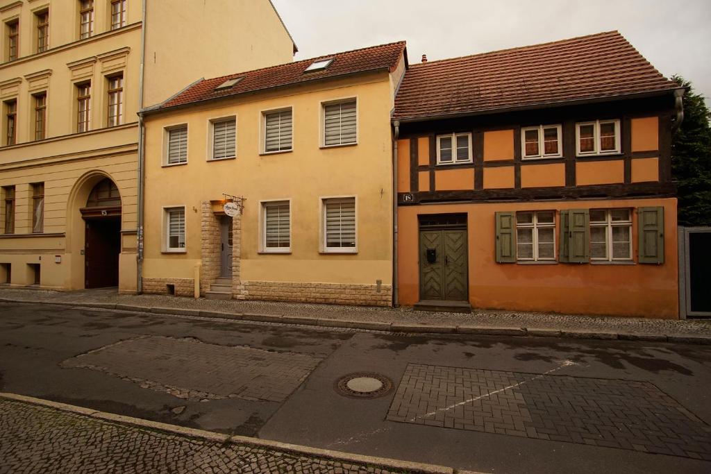 an empty street with two older buildings on the side at Fewo Kleine Münzenstraße 19 in Brandenburg an der Havel
