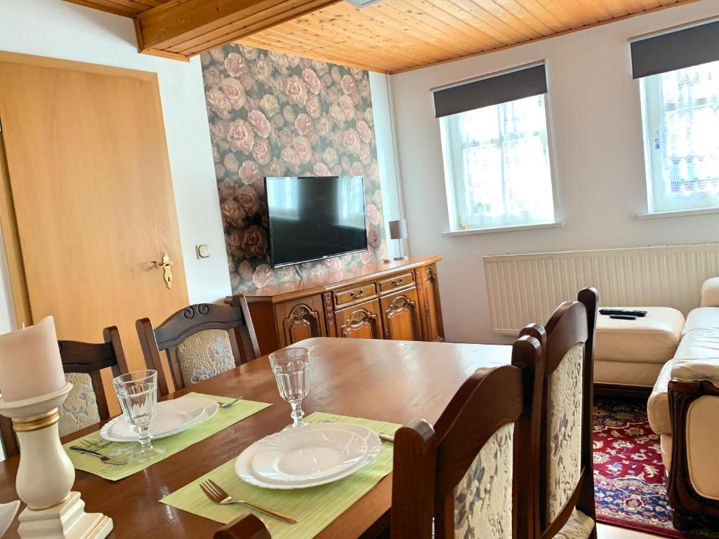 Ресторан / где поесть в Ferienhaus zwischen Bach und Luther mit Sauna & Garten