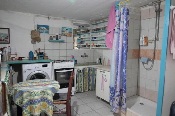 Kuchyň nebo kuchyňský kout v ubytování Au pied de la falaise rouge