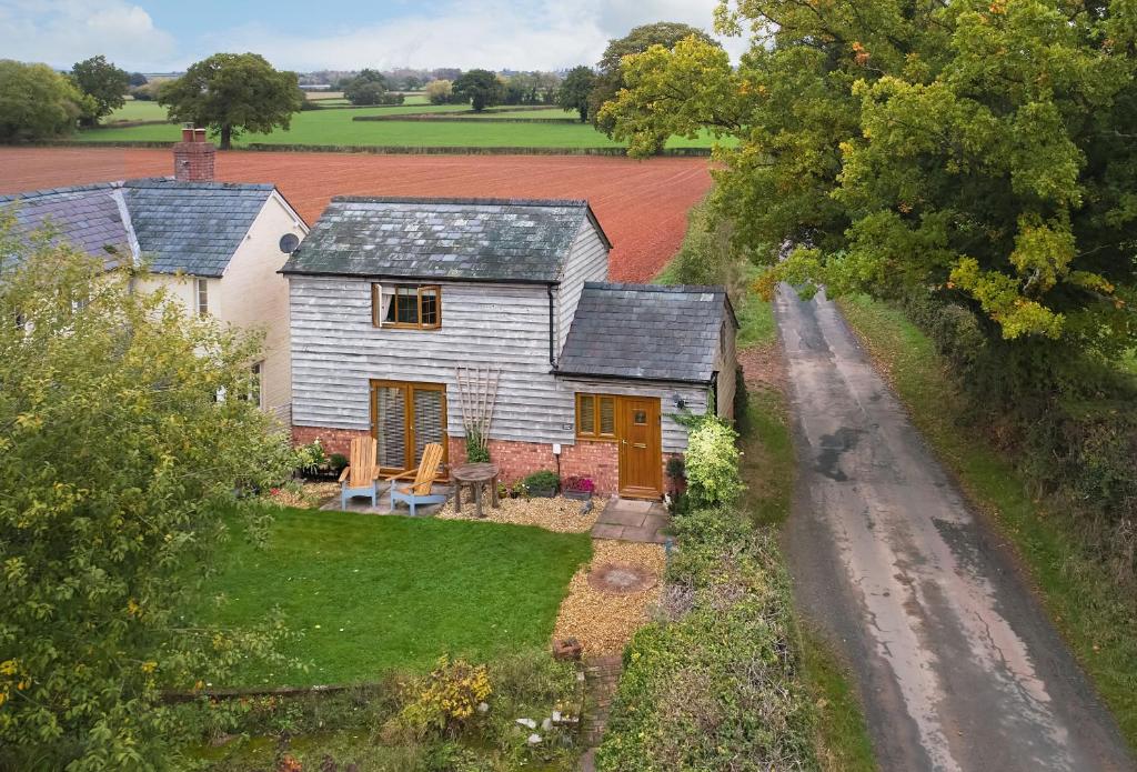 una vista aérea de una casa y una carretera en Archers Cottage, en Leominster