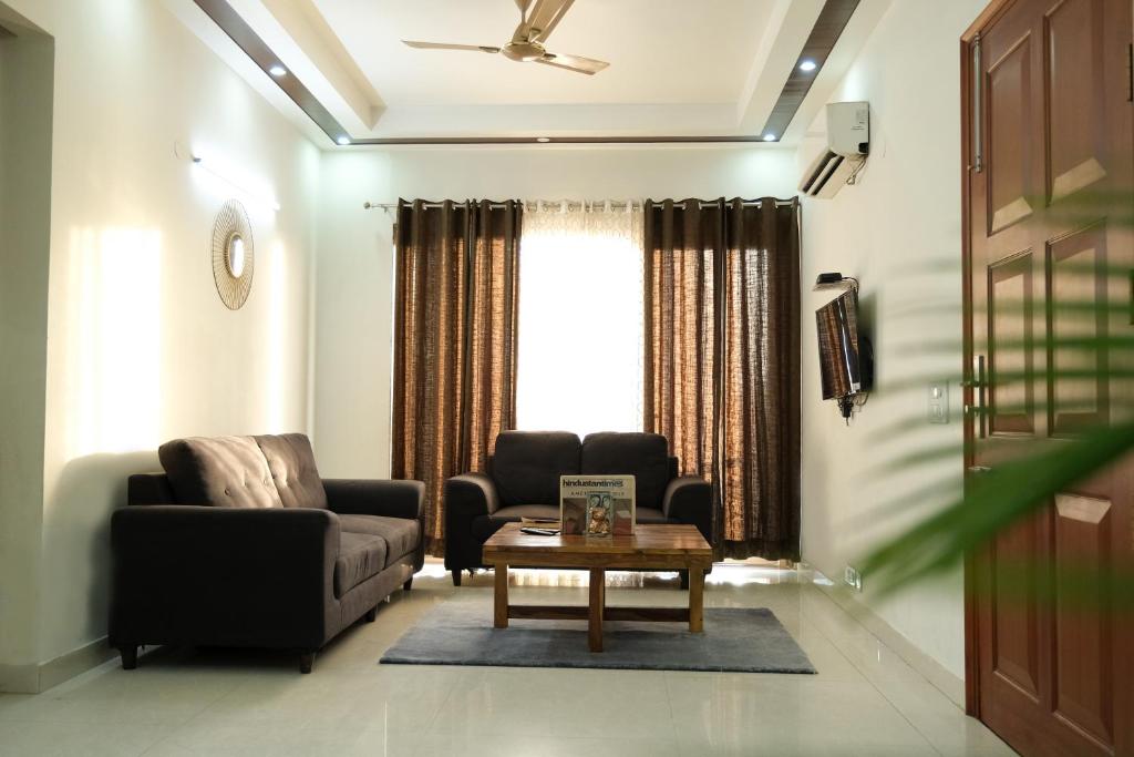 Lime Tree Luxurious 3BHK Serviced Apartment Near Medanta - Three-Bedroom Apartment