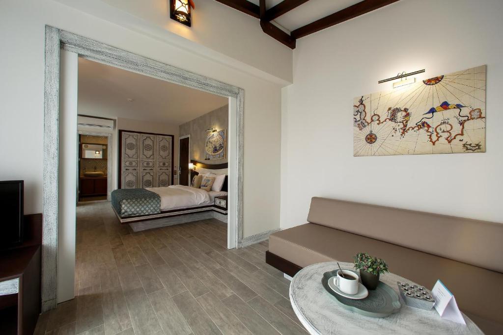 Postel nebo postele na pokoji v ubytování Assos Barbarossa Special Class Hotel
