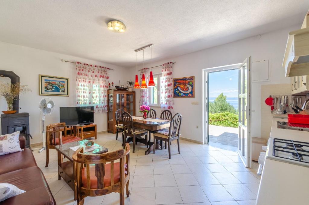 kuchnia i jadalnia ze stołem i krzesłami w obiekcie Vacation House Marija, Korčula w Korčuli
