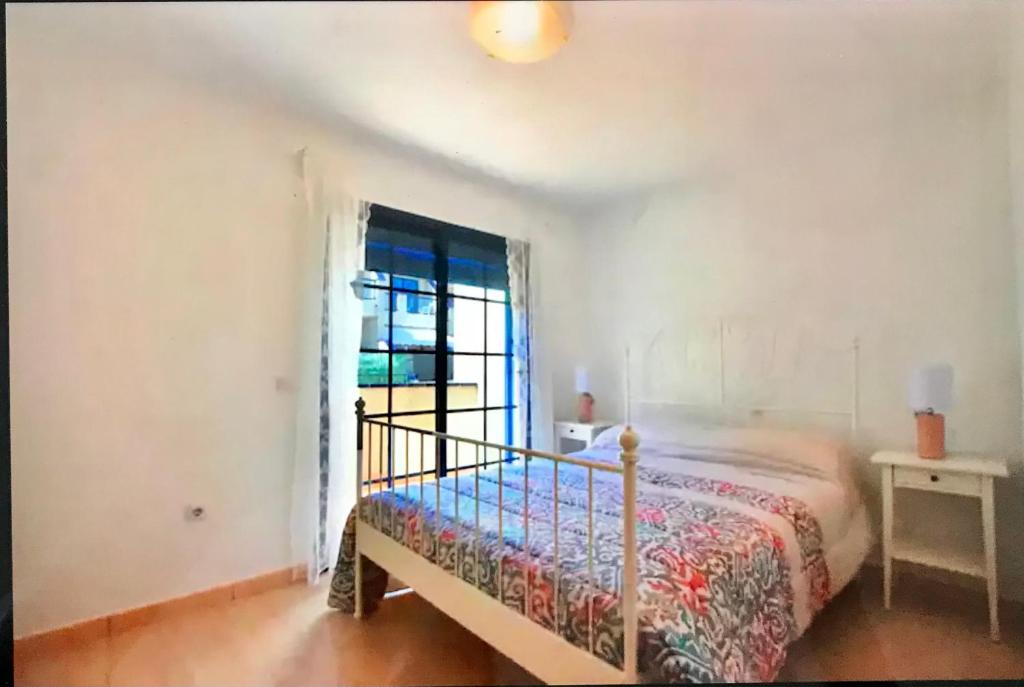 1 dormitorio con cama y ventana en Blue Ocean, en Lajita