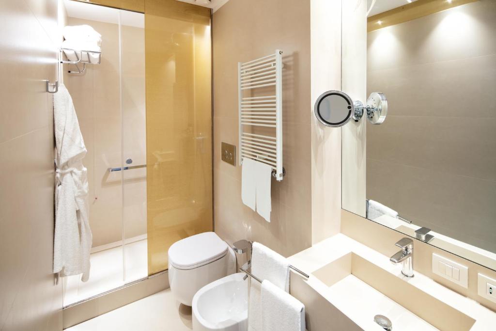 a bathroom with a sink and a toilet and a mirror at Palazzo Barocci in Venice