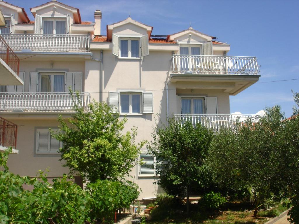 - un bâtiment avec des balcons sur le côté dans l'établissement Apartments Gardijan, à Vodice