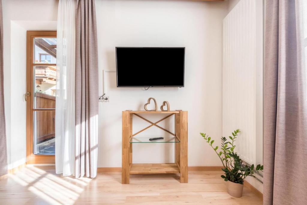 A television and/or entertainment centre at Sonnenresidenz Kastelruth